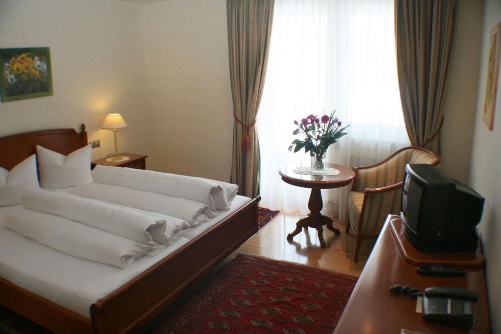 Schlosshotel Post Edelfreisitz Sprengenstein Imst Chambre photo